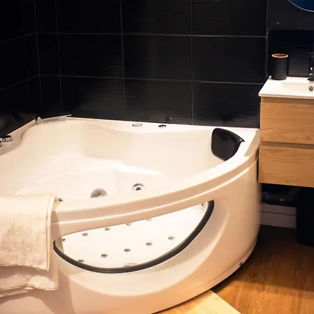 Feather - Voyage, Love, Sexx Apartman