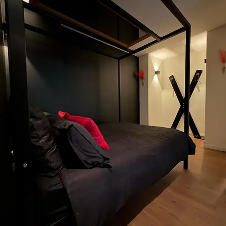 Feather - Voyage, Love, Sexx Apartman Troyes